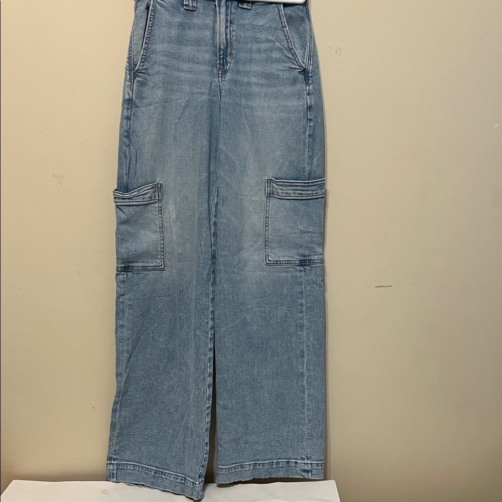 American Eagle Outfitters Light Blue Flare Jeans. Size 00